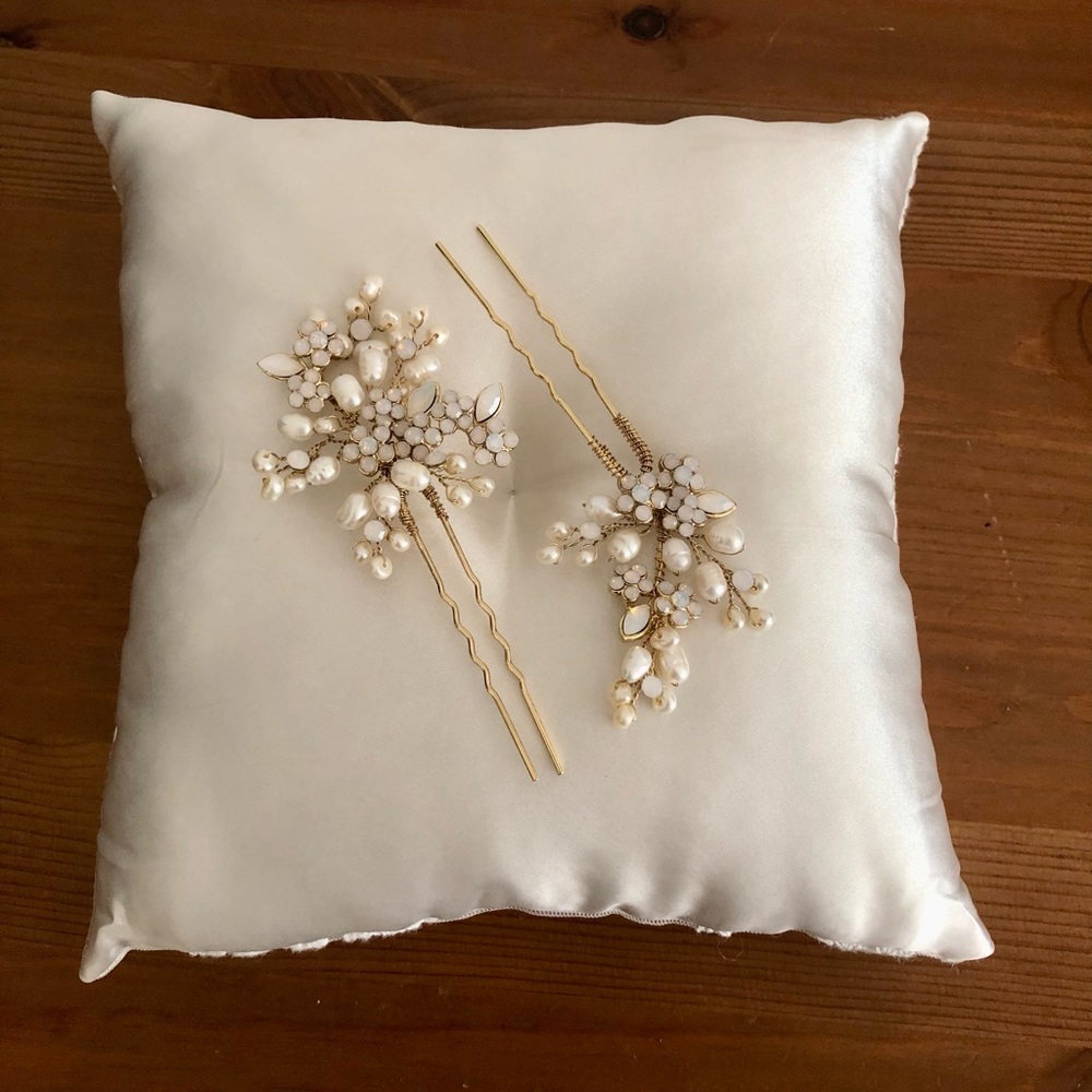 Anthropologie Gold and Cream Floral Hair Pins
